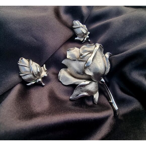 Rare Find 1960s CROWN TRIFARI Signed Silver Tone Rose Flower Jewelry Set - Picture 4 of 6